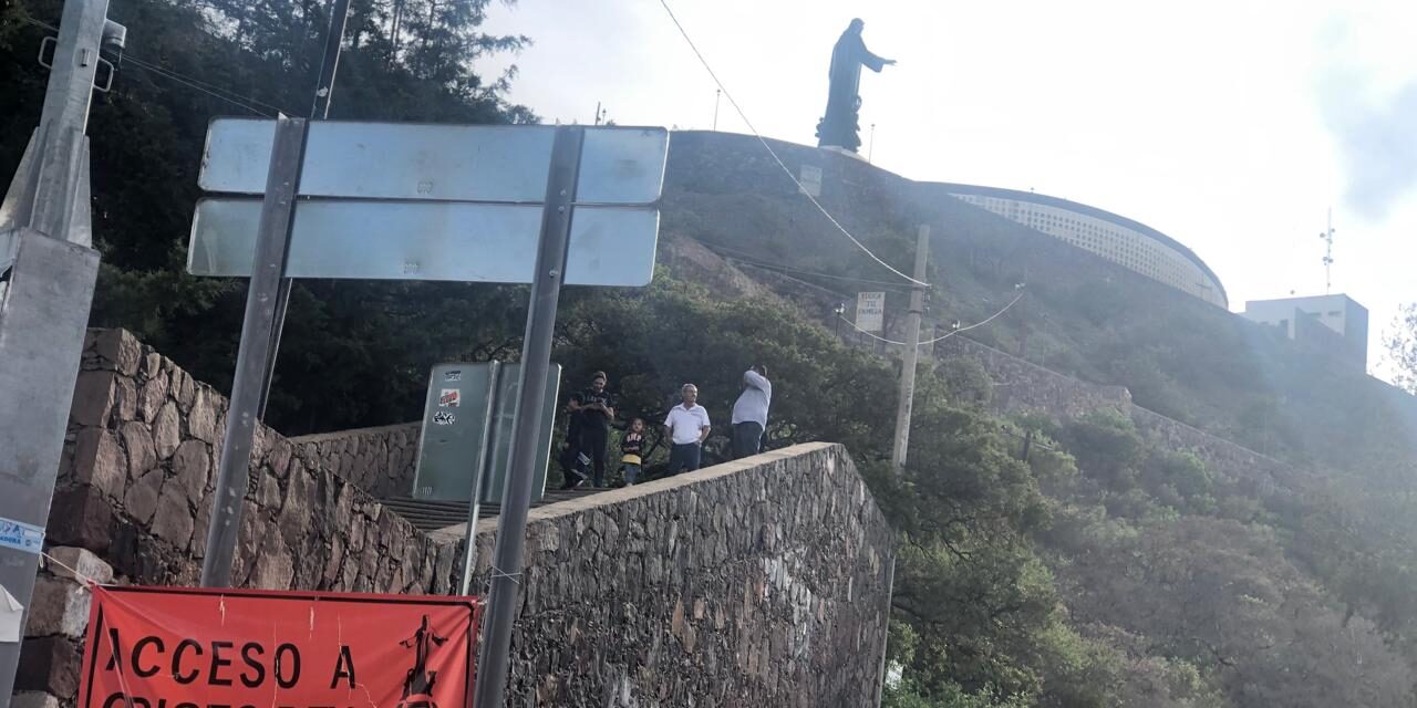 Cierran paso a Cristo Rey para autos; suben solo por escaleras