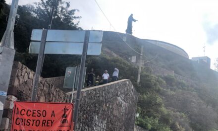 Cierran paso a Cristo Rey para autos; suben solo por escaleras