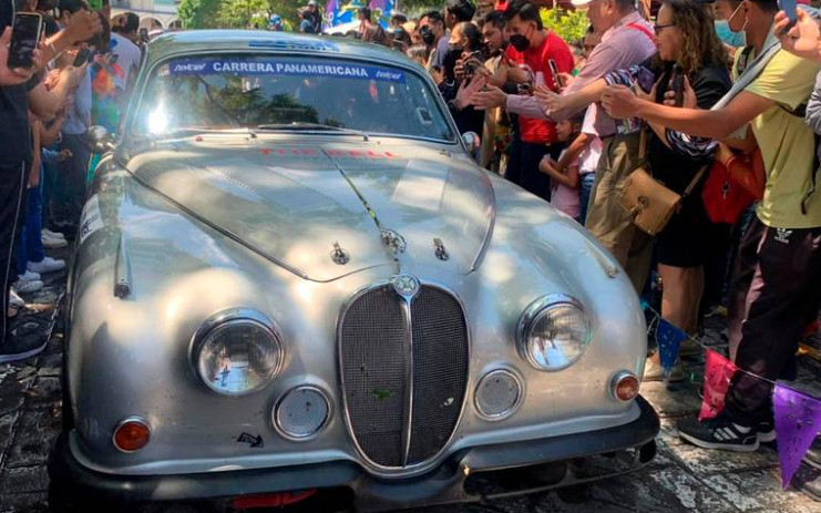 Con vehículos clásicos y deportivos arranca Carrera Panamericana desde Pirelli Silao