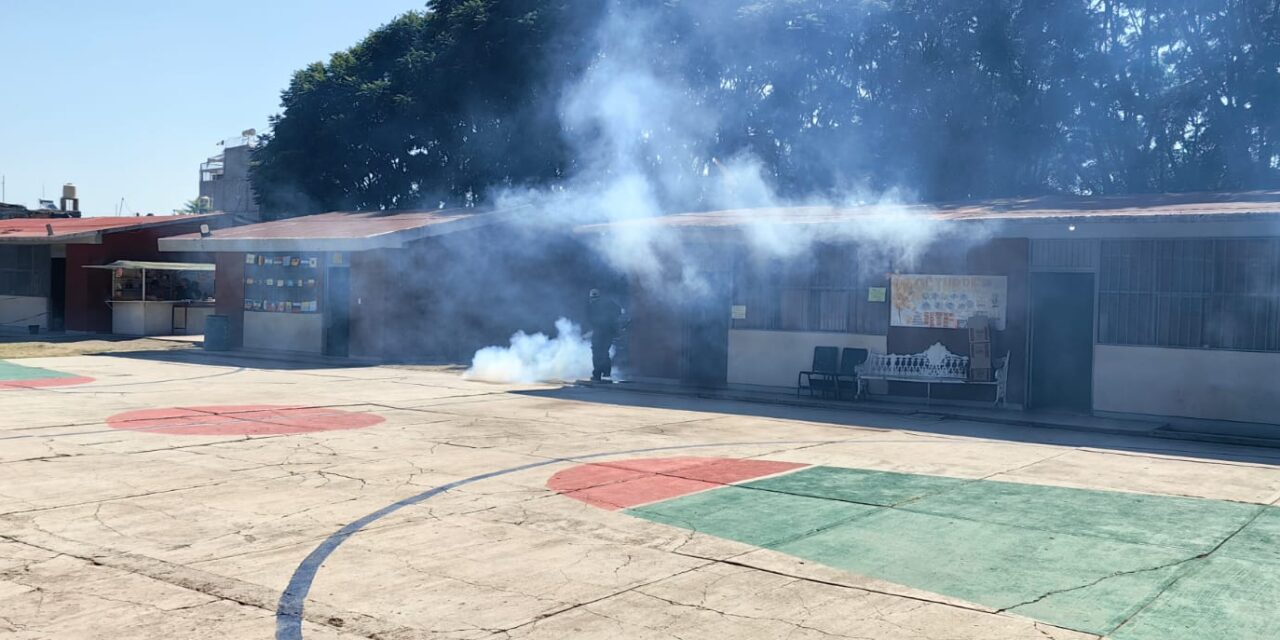 Entran brigadas a telesecundaria de la colonia Guadalupe a combatir el dengue