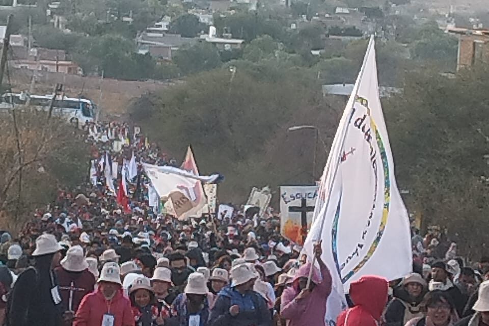 Retan al frío, 45 mil jóvenes suben a Cristo Rey en la Marcha Nacional Juvenil Cubi2025