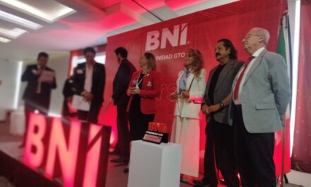 Reconocen BNI a Héctor González como empresario del año durante la  Semana del Networking en Celaya