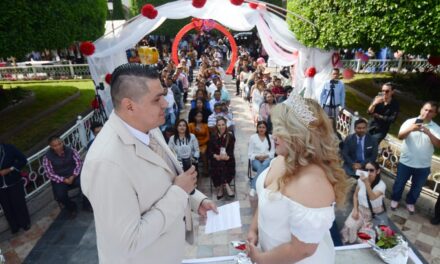Celebran el amor con boda masiva en el Jardín de Silao