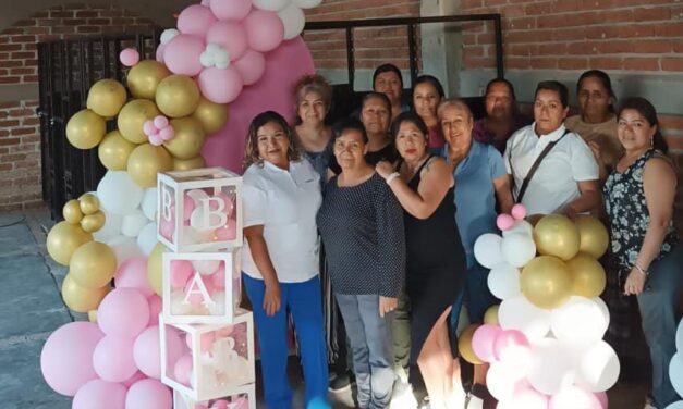 Aprenden mujeres emprendedoras a decorar con globos en curso facilitado por el IMMUS y el IECA