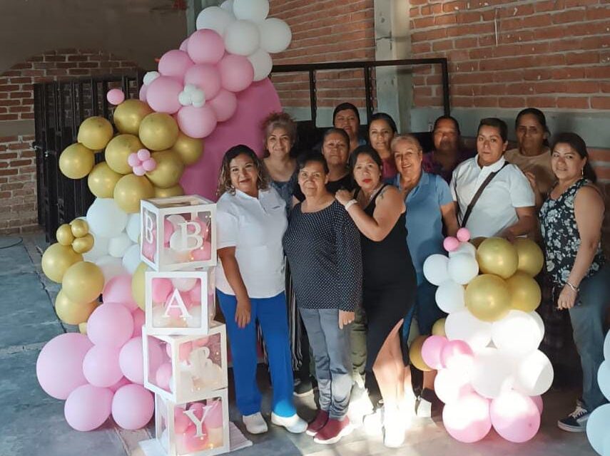 Aprenden mujeres emprendedoras a decorar con globos en curso facilitado por el IMMUS y el IECA