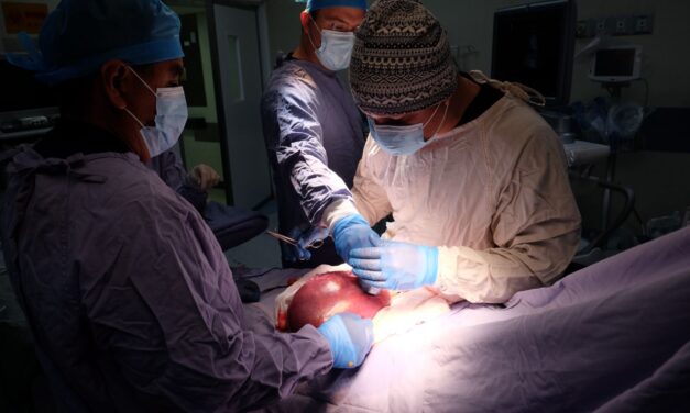 Guanajuato marca un hito médico: realizan primera microneurocirugía fetal en el estado