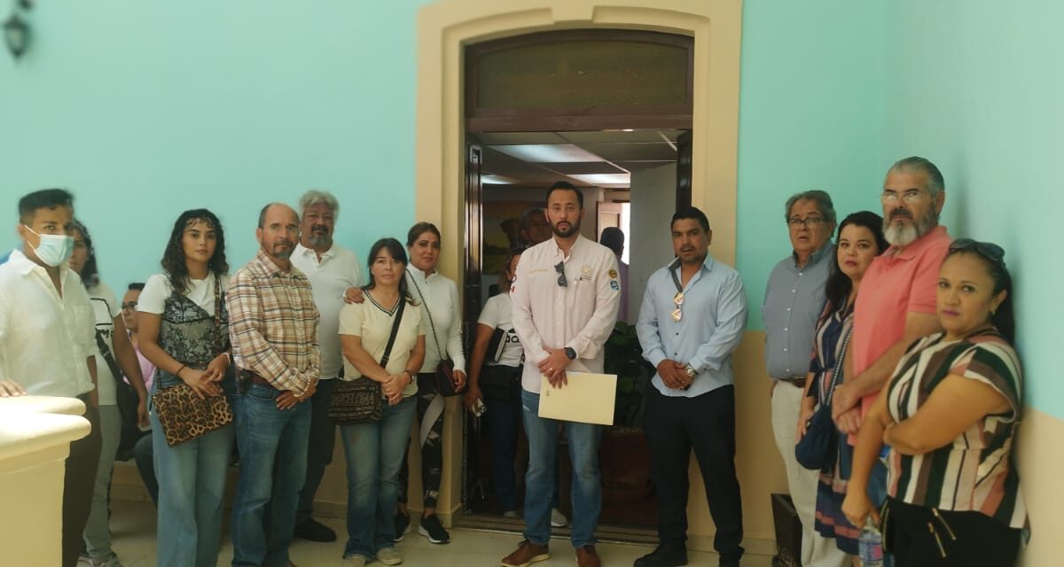 Colonos de Lomas de Comanjilla exigen servicios municipales y piden salida de exlíder que se niega a entregar oficinas