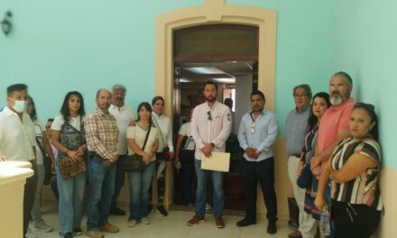 Colonos de Lomas de Comanjilla exigen servicios municipales y piden salida de exlíder que se niega a entregar oficinas