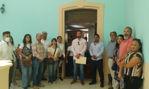 Colonos de Lomas de Comanjilla exigen servicios municipales y piden salida de exlíder que se niega a entregar oficinas