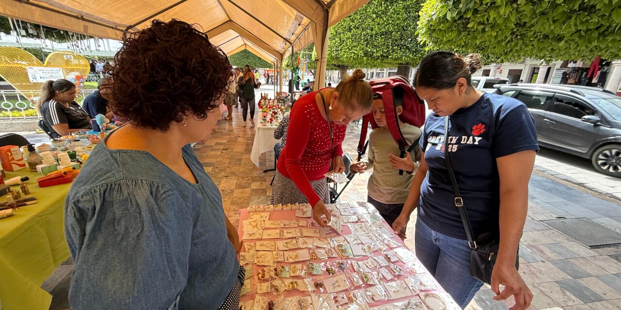 Mujeres emprendedoras impulsan sus negocios en la Feria de Artesanas en Silao